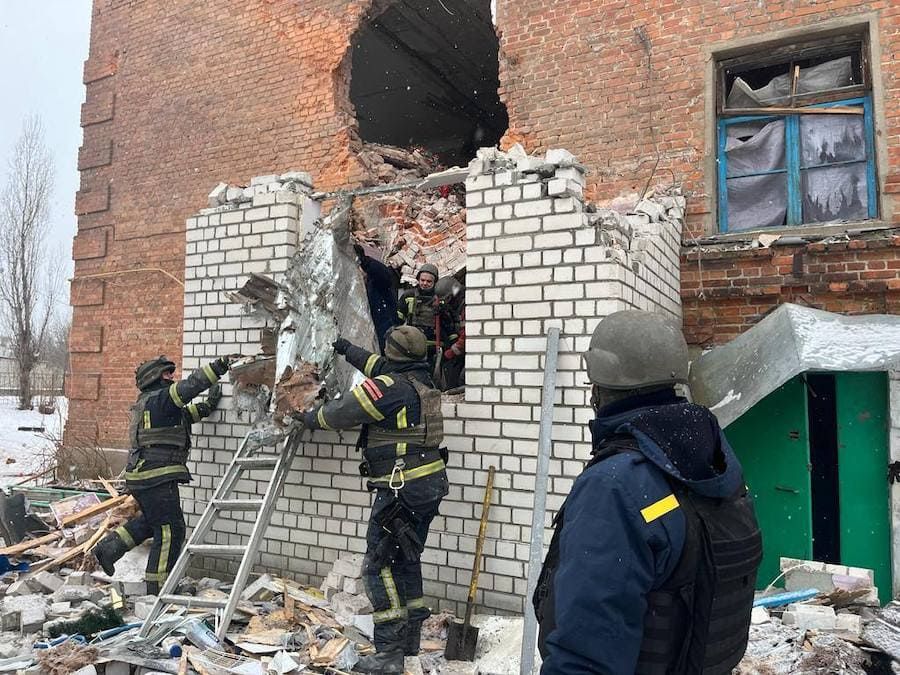 Рятувальники працюють на місці обстрілу окупантів у Куп'янську. Фото: t.me/synegubov