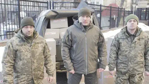 "Украинская команда" передала согревающие наборы десантникам из 46 бригады, которые держат Марьинку