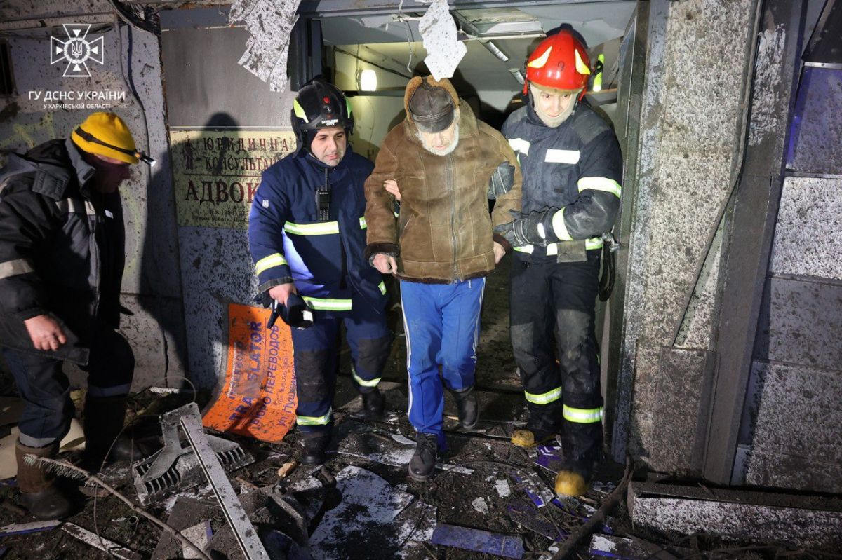 В Харькове спасатели ликвидировали последствия вечерних вражеских ударов. Фото: ГосЧС