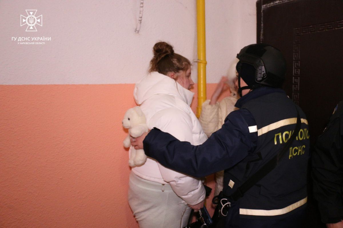 В Харькове спасатели ликвидировали последствия вражеских ракетных ударов. Фото: ГосЧС