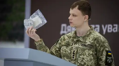 Андрей Рудык с отработанной трофейной гранатой РГ-Во. Фото: Вооруженные силы Украины/Military Media Center