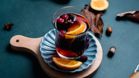 Гарячий коктейль з вином ствооює магічний настрій. Фото: The bar