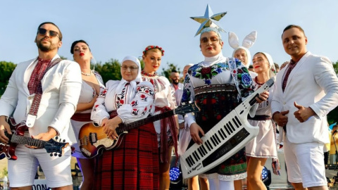 Верка Сердючка с бэндом. Фото: Facebook/VerkaSerduchka.Official
