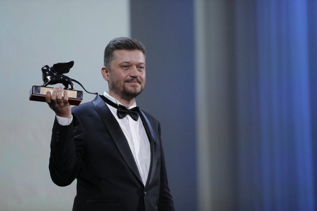 Режисер Валентин Васянович тримає в руці приз Венеційського кінофестивалю, вересень 2019 року
