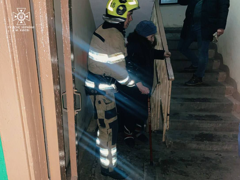 У багатоповерхівці в Києві вибухнув невідомий предмет. Фото: ДСНС