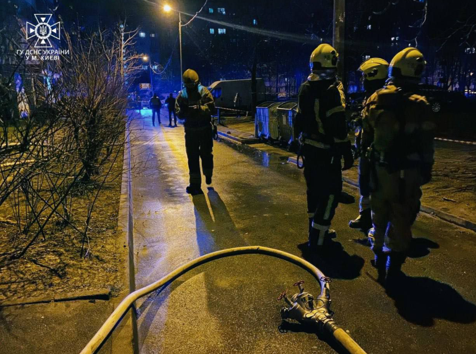У багатоповерхівці в Києві вибухнув невідомий предмет. Фото: ДСНС
