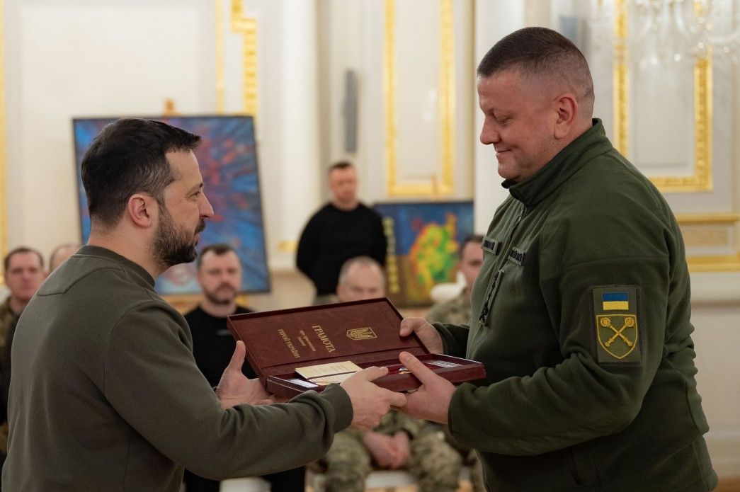 Зеленський вручає орден 