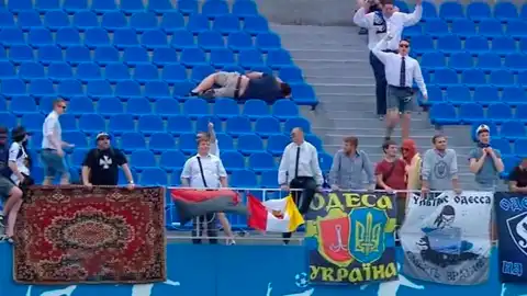 Болельщики на стадионе. Фото: Футбол 2
