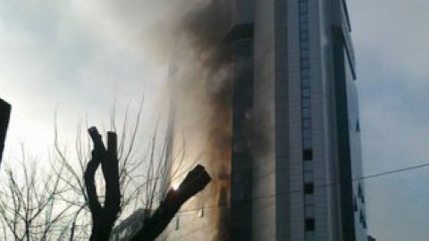 На данный момент устанавливаются причины пожара и принесенный ущерб.