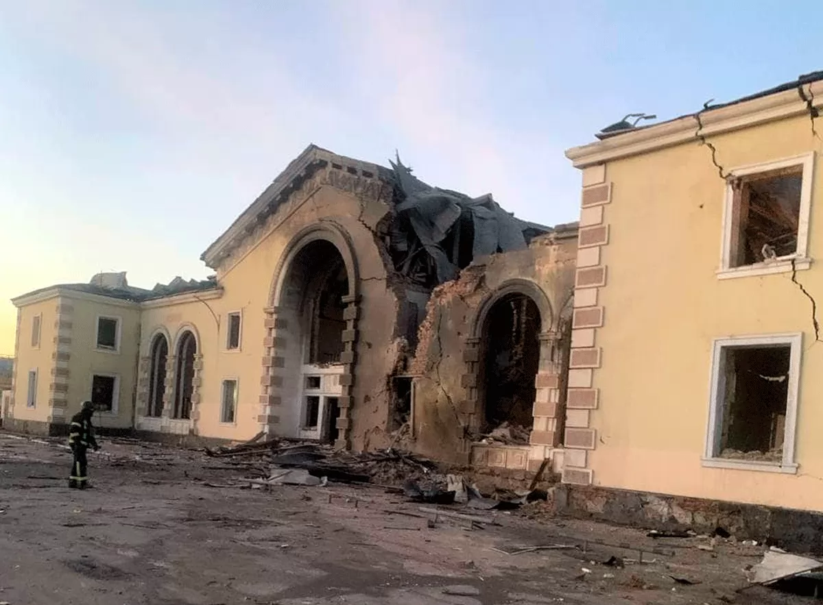 Залізничний вокзал Костянтинівки після ракетного удару в ніч на 25 лютого 2024 року. Фото: Укрзалізниця