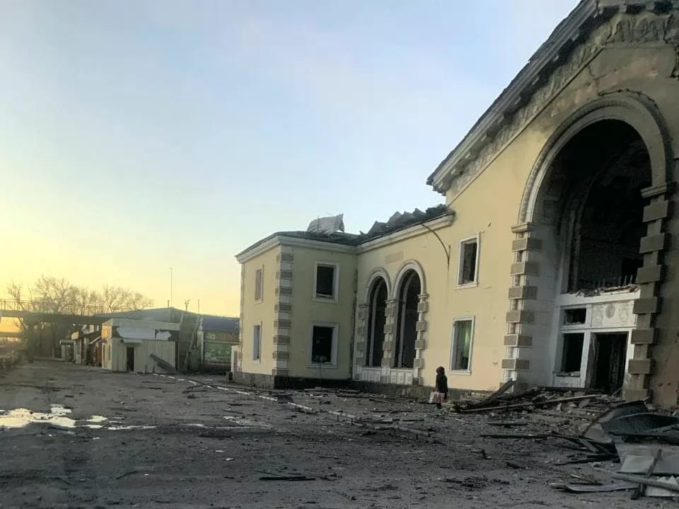 Залізничний вокзал Костянтинівки після ракетного удару в ніч на 25 лютого 2024 року. Фото: Укрзалізниця