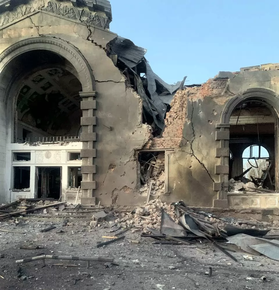 Залізничний вокзал Костянтинівки після ракетного удару в ніч на 25 лютого 2024 року. Фото: Укрзалізниця