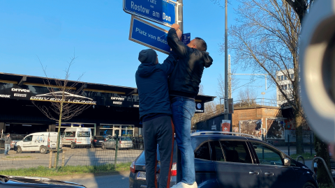 Демонтаж вказівника "Площа "Ростов-на-Дону" у Дортмунді. Фото: Євген Городецький
