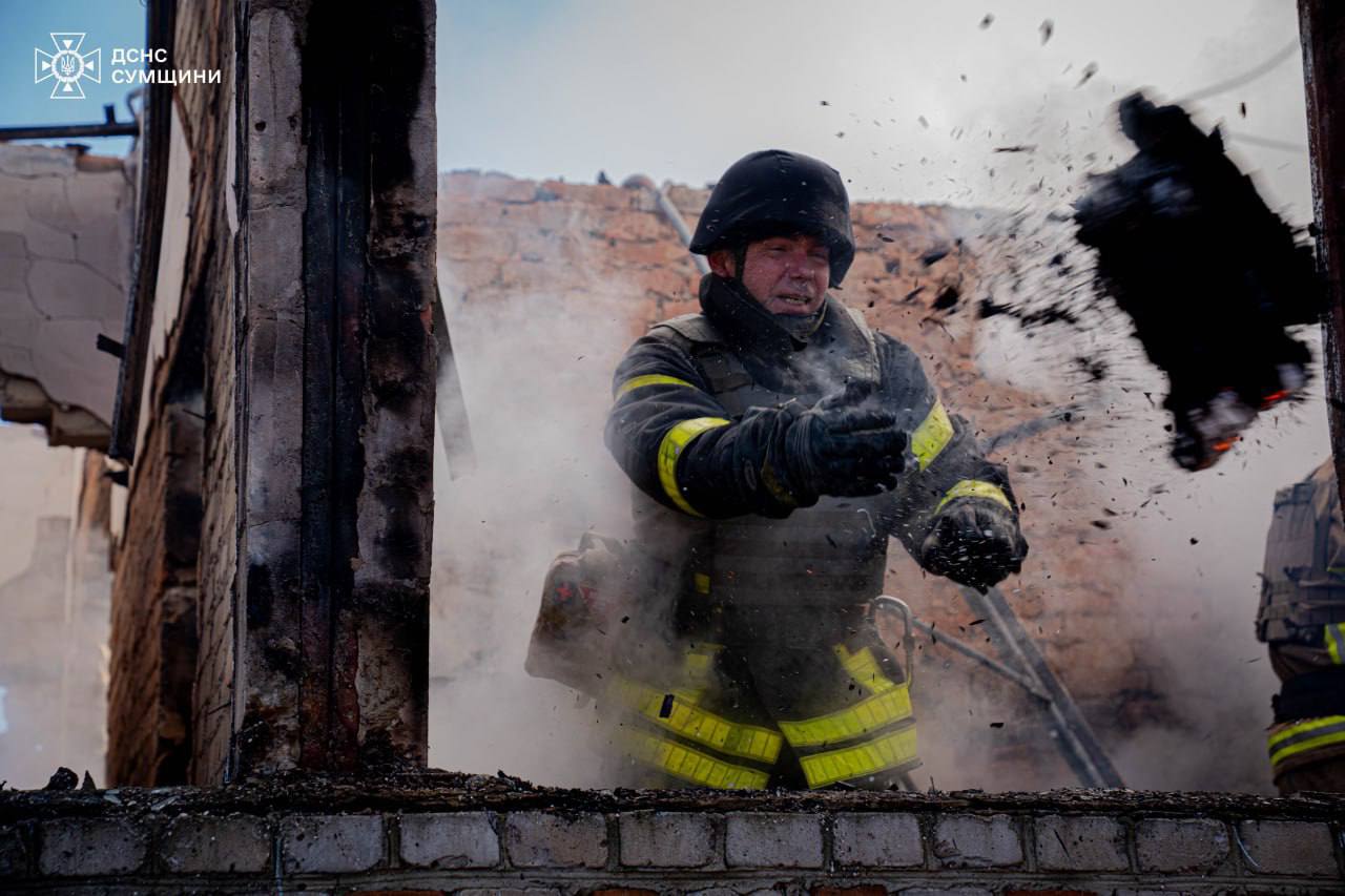 Наслідки російського обстрілу. Фото: ДСНС Сумщини