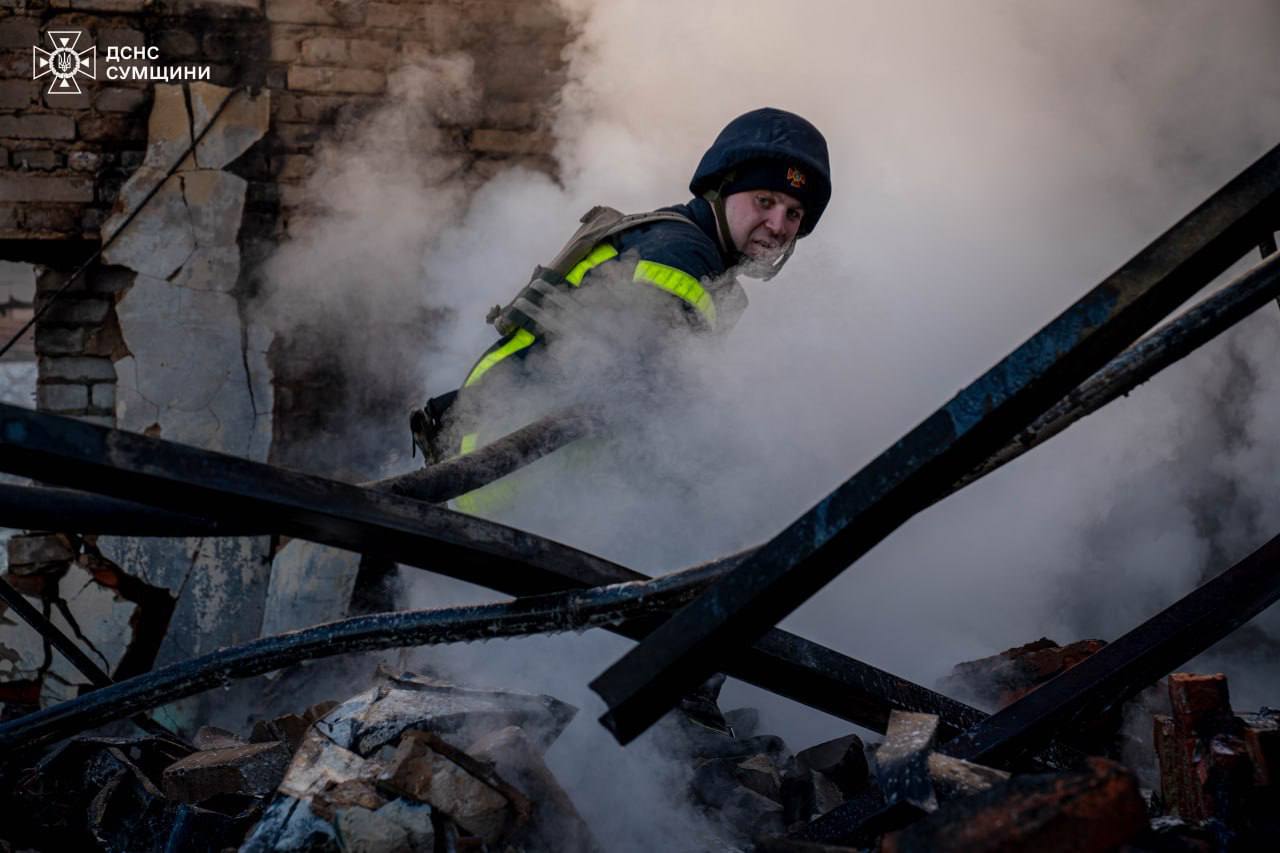 Наслідки російського обстрілу. Фото: ДСНС Сумщини