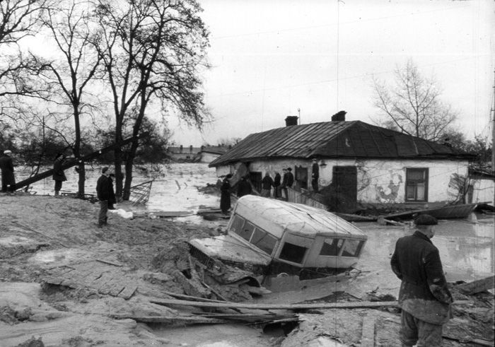 Триває відселення постраждалих