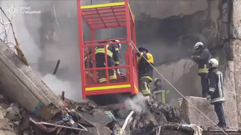 ДСНС працюють на місці удару в Сумах. Кадр відео