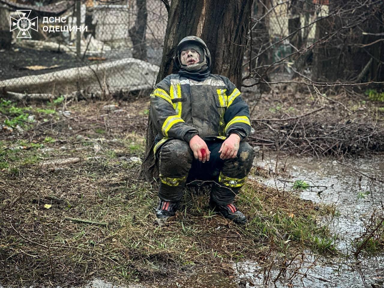 Наслідки ракетної атаки. Одеса. Фото: ГУ ДСНС України в Одеській області