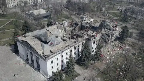 Наслідки авіаудару по драмтеатру в Маріуполі. Архівне фото.