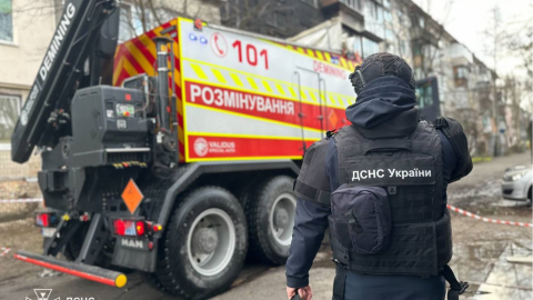 В Києві уламки ракет впали на дитсадок, житлові будинки, згоріли автівки. КМВА показала наслідки масованого удару