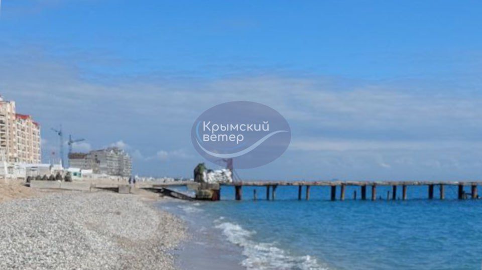 Росіяни облаштували вогневу точку на причалі в Євпаторії. Фото: Telegram/Крымский ветер