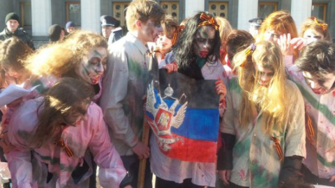 "Зомбі" прийшли під Раду подякувати Гройсману за російські серіали