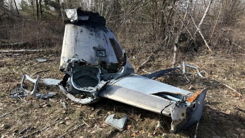Уламки збитого російського вертольота, які й досі лежать біля Гостомельського аеродрому. Фото: російська служба ВВС
