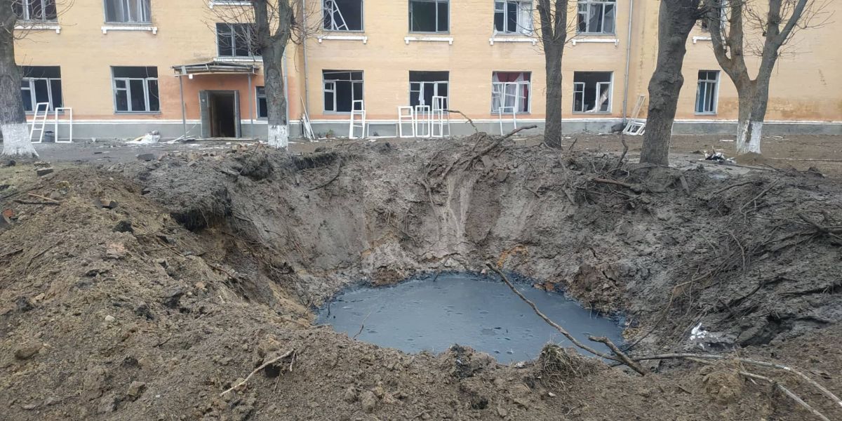 Вирва від крилатої ракети Калібр поблизу цивільних гуртожитків неподалік Гостомельського аеропорту
