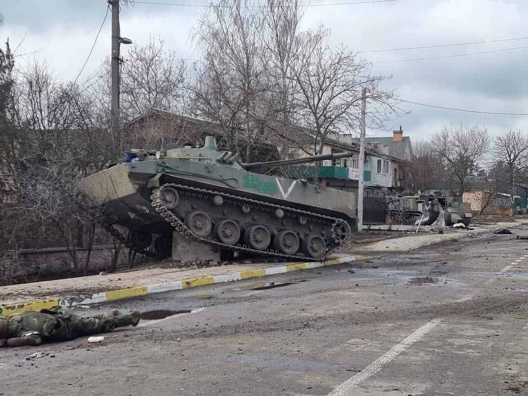 Російська БМД-4 застрягла на бетонному стовпі