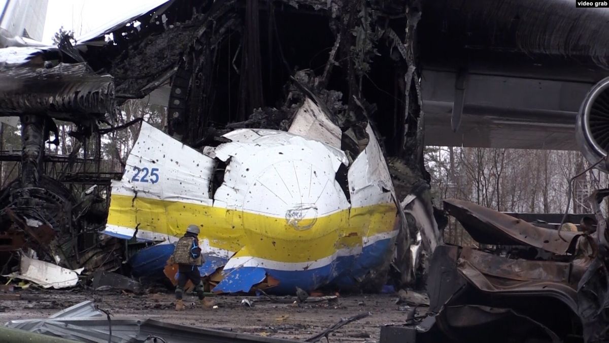 Спалена російськими військами «Мрія» в ангарі в Гостомелі