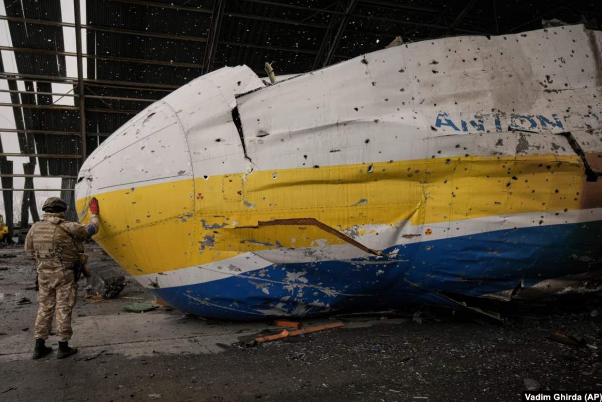 Український військовий біля знищеного корпусу найбільшого літака світу АН-225 в Гостомелі