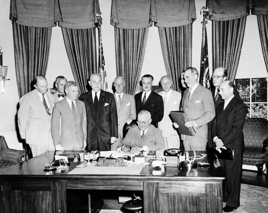 Підписання Північноатлантичного договору у Вашингтоні 4 квітня 1949 року. Фото: NARA