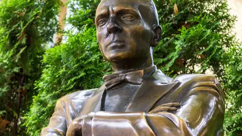 Пам'ятник Михайлу Булгакову в Києві. Фото: Київ від минулого до майбутнього
