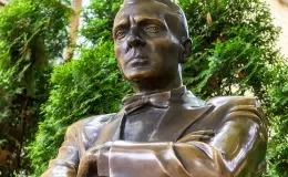 Пам'ятник Михайлу Булгакову в Києві. Фото: Київ від минулого до майбутнього