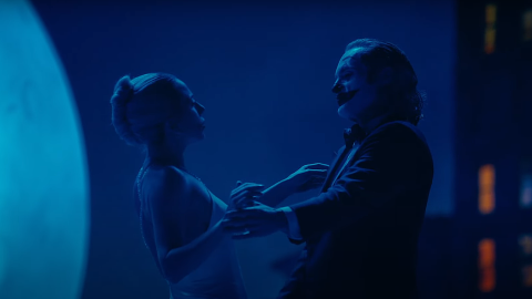 Кадр з фільму "Джокер 2" з Хоакіном Феніксом та Леді Гагою 