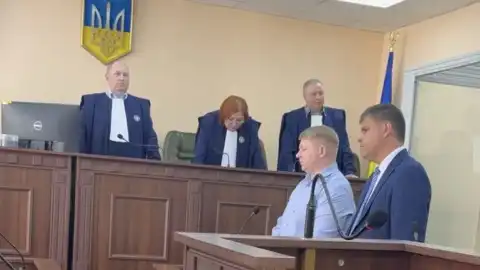 Замглавы Запорожского облсовета Владислав Куценко со совим адвокатом во время заседания ВАКС. Фото: Українські Новини