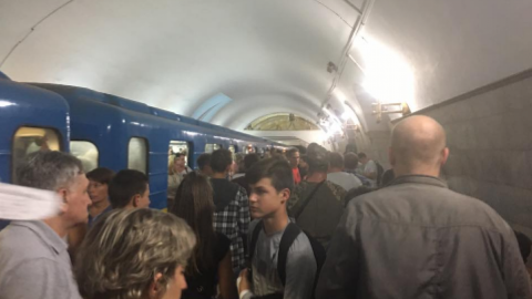 Через задимлення і зупинку поїздів у київському метро люди не можуть потрапити додому