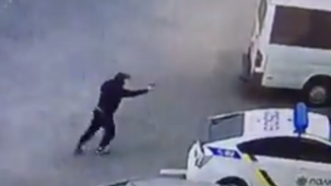 Злочинець стріляв у поліцейських. Скріншот відео
