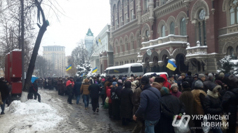 Протестувальники направляються до НБУ. 