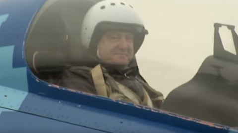 Опубліковано відео польоту Порошенка на винищувачі