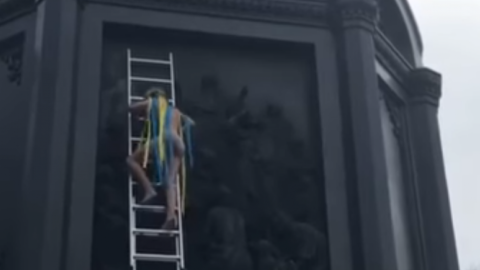 Гола активістка Femen залізла на пам'ятник Володимиру після Хресної ходи