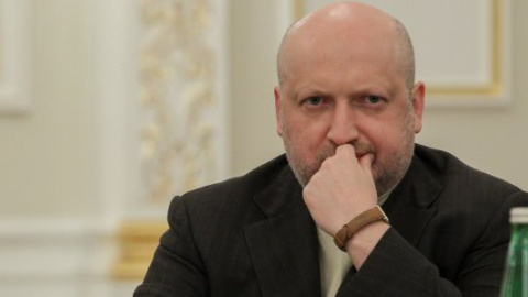 Для кортежу Турчинова "стерли" суцільну і поставили регулювальника