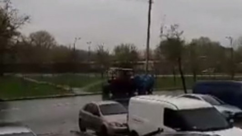 Відео дня: в Києві поливають дерева навіть під час зливи