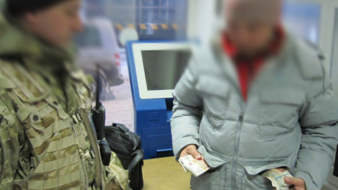 Чоловік помітно хвилювався. Фото: dpsu.gov.ua