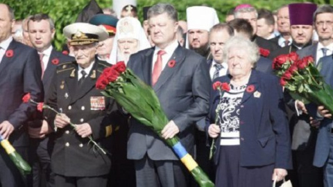 Порошенко поклав квіти до могили Невідомого солдата