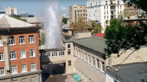 Відео дня: у школі в Харкові "пробився" 15-метровий фонтан