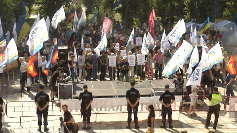 Активісти "Автомайдану" заблокували автомобілем в'їзд на територію парламенту