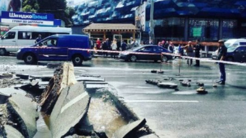 У Києві на Либідській провалився асфальт і затопило дороги