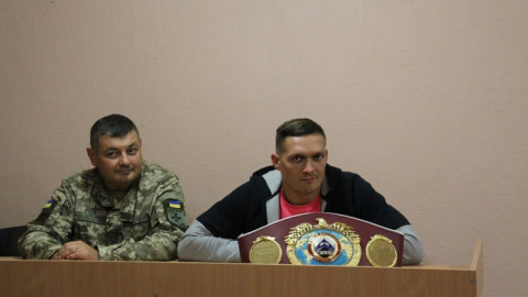 Відомий боксер відвідав прикордонників. Фото: dpsu.gov.ua