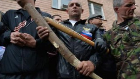 Сепаратисти з "коктейлями Молотова" намагалися захопити військкомат у Луганську